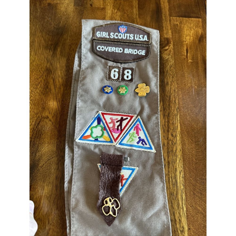 Vintage Girl Scout Sash With Patches And Pins 1980's